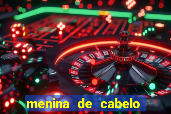 menina de cabelo cacheado fake no espelho