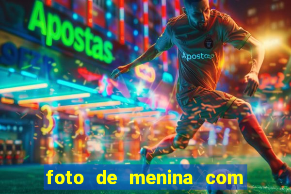 foto de menina com cabelo cacheado no espelho