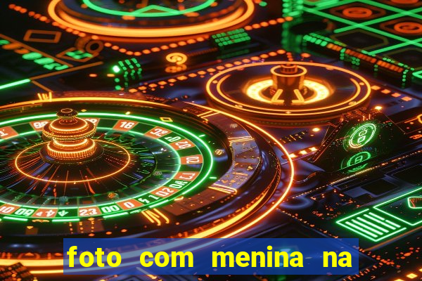 foto com menina na cama fake