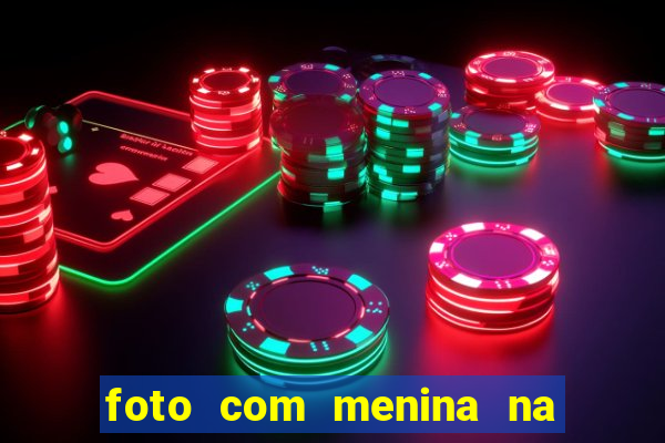 foto com menina na cama fake